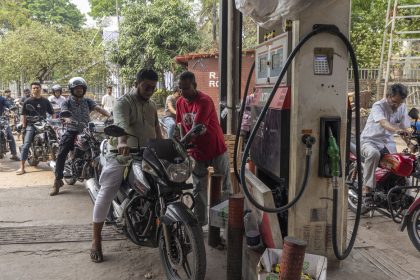 Estalla la violencia en países asiáticos ante el pánico por la escasez de combustible
