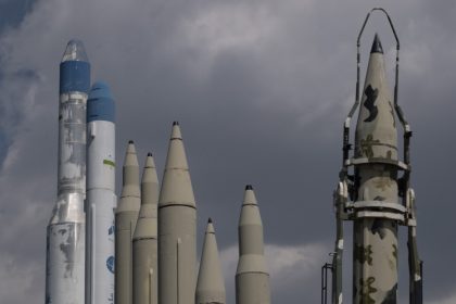 Inteligencia de EE.UU.: Irán está reparando rápidamente sus depósitos de misiles