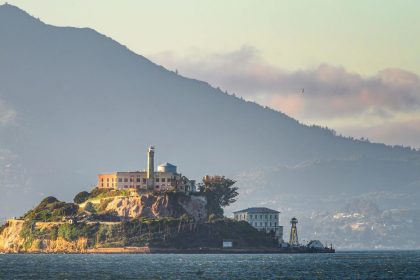 Trump busca reabrir la temible prisión de Alcatraz y pide millonaria inversión