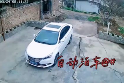 VIDEO: Coche rueda solo y demuestra sus inusuales 'capacidades automáticas' de parqueo