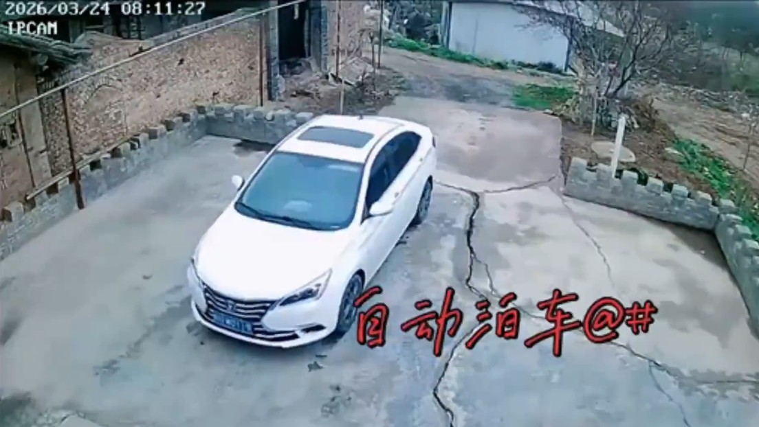 VIDEO: Coche rueda solo y demuestra sus inusuales 'capacidades automáticas' de parqueo