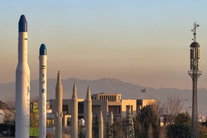 Irán derriba aviones de EE.UU. mientras Trump alterna mensajes contradictorios, MINUTO A MINUTO