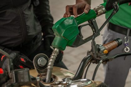 País del BRICS realiza su primera compra de petróleo iraní en 7 años