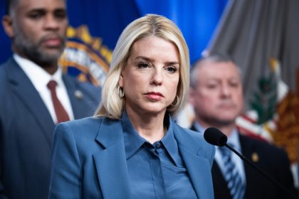 FOTO: Captan el retrato de Pam Bondi en la basura del Departamento de Justicia poco después de su cese