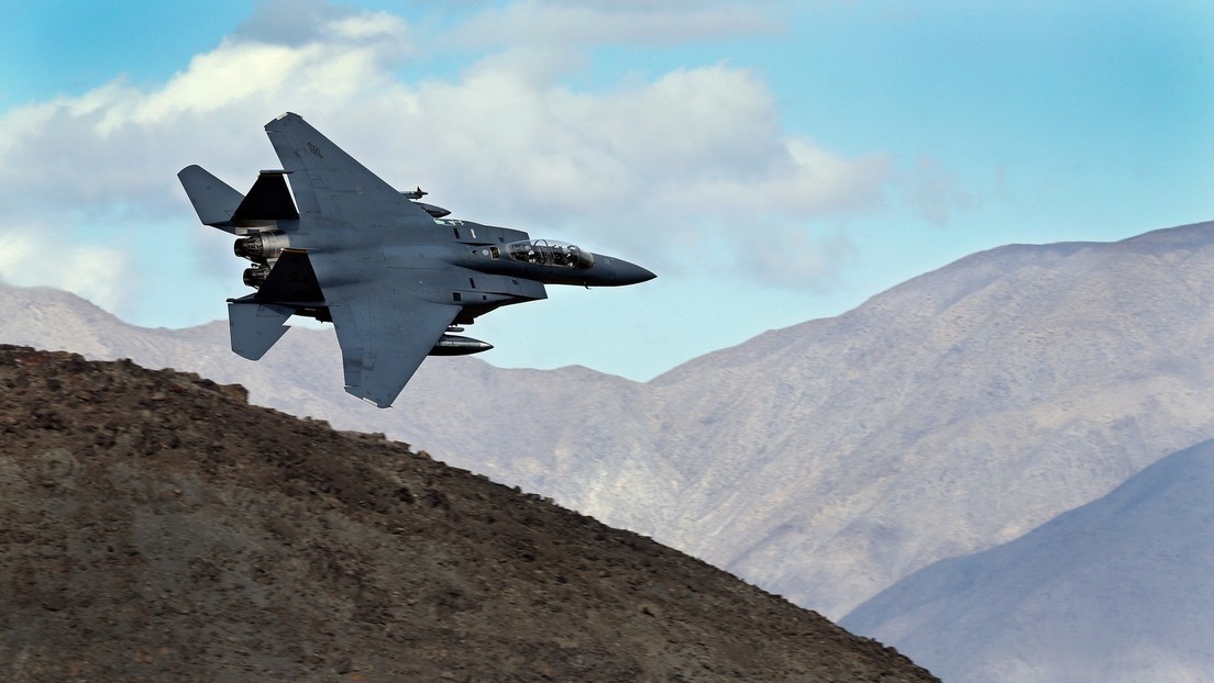 FOTOS: Ruta salpicada de cráteres en la zona del rescate del tripulante del F-15 derribado en Irán