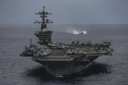 Trump: En un solo día más de 100 misiles fueron lanzados contra el portaviones Abraham Lincoln