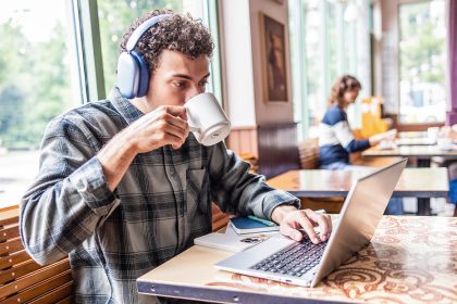 La IA elimina 16.000 empleos al mes en EE.UU. y esta generación es la más vulnerable