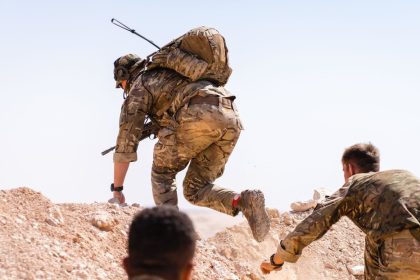 Reino Unido evacúa a su personal militar en Irak a horas del fin del ultimátum de Trump