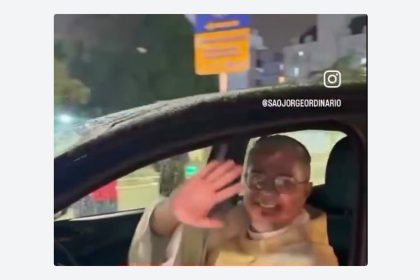 "¡No lo van a creer!": Sacerdote gana un auto en una rifa que él mismo organizó y causa polémica