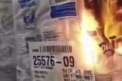Empleado se graba mientras incendia un gigantesco almacén de papel higiénico (VIDEO)