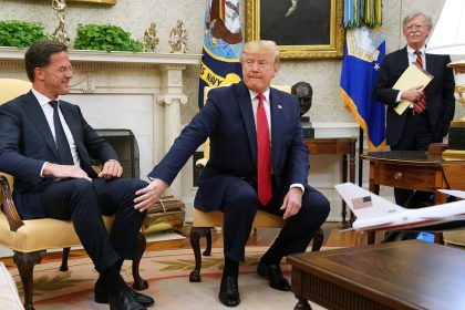 Preguntan a Rutte por la amenaza de Trump de aniquilar la civilización iraní y activa su mantra 'propapi'