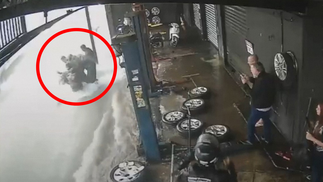 "Escena de película": rescatan a motorizado arrastrado por una inundación en Brasil (VIDEO)