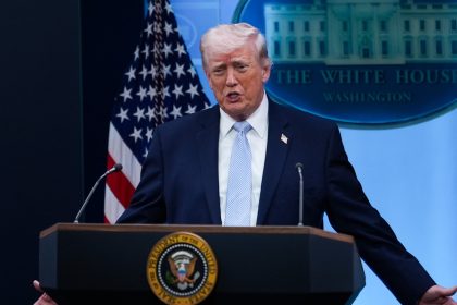 Trump acusa a Irán de hacer "un muy pésimo trabajo" respecto al Estrecho de Ormuz