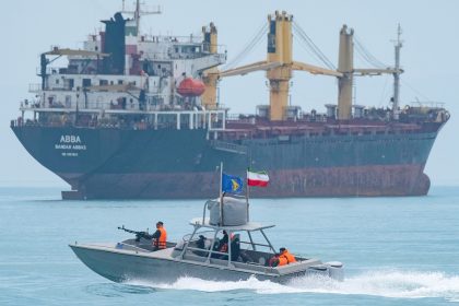 Trump nombra la "única razón" por la que los iraníes siguen vivos