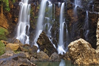 Excursión termina en tragedia: tres adolescentes mueren en una cascada en la India (VIDEO)