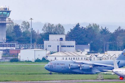 VIDEO: Hombre ataca con un hacha un avión militar estadounidense
