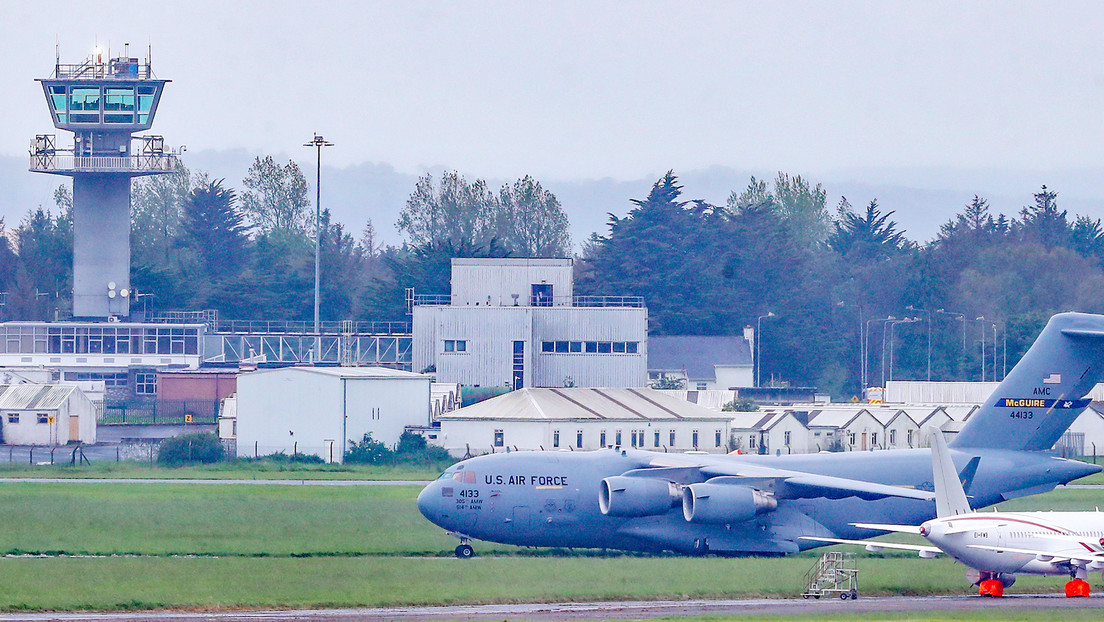 VIDEO: Hombre ataca con un hacha un avión militar estadounidense