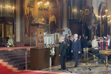 VIDEOS: Putin asiste a la misa de la Pascua ortodoxa en Moscú