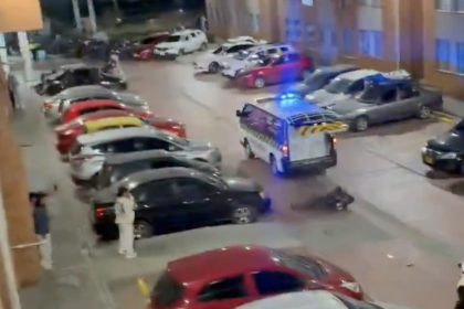 Policía arrolla a multitud que intentaba linchar a un abusador de menores (FUERTE VIDEO)