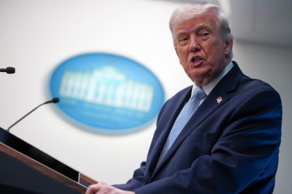 Trump repostea mensaje sobre su "carta ganadora" contra Irán