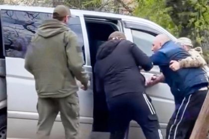 'Busificación' tal y como es: reclutadores ucranianos usan una táser contra un hombre (VIDEO)