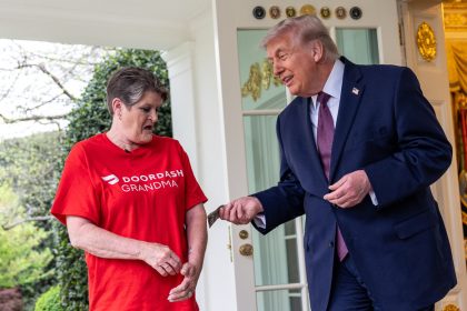 FOTO: Trump le da una propina de 100 dólares a una repartidora por una entrega de McDonald's