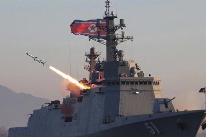 Pionyang prueba los misiles de su moderno destructor, capaz de portar armas nucleares