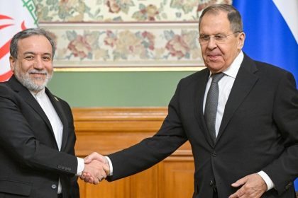 Lavrov afirma a Araghchi que Rusia "celebra el compromiso de continuar los esfuerzos diplomáticos"