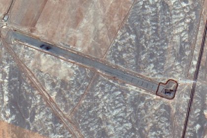 Difunden imágenes satelitales de aviones y helicópteros de EE.UU. destruidos en Irán (VIDEO)