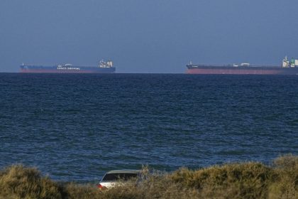 Un tercer buque vinculado a Irán cruza el estrecho de Ormuz