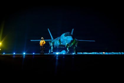 FOTO: Caza de EE.UU. se apresta a despegar de un buque que bloquea el estrecho de Ormuz