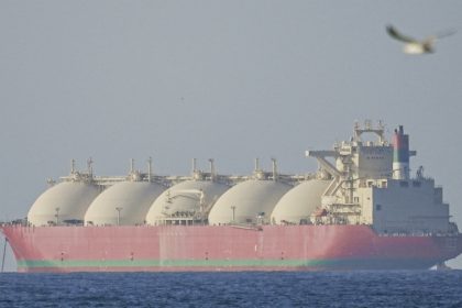 Superpetrolero iraní sancionado desafía el bloqueo de EE.UU. y cruza Ormuz