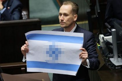 VIDEO: Diputado europeo exhibe una bandera de Israel con una esvástica