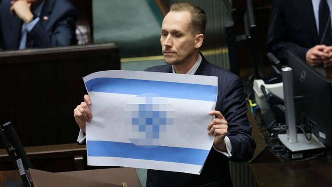 VIDEO: Diputado europeo exhibe una bandera de Israel con una esvástica