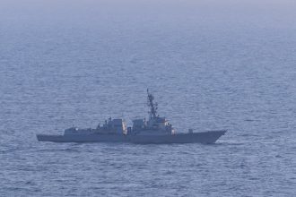 EE.UU. dice haber desviado un carguero iraní que trató de desafiar su bloqueo marítimo