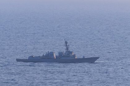 EE.UU. dice haber desviado un carguero iraní que trató de desafiar su bloqueo marítimo