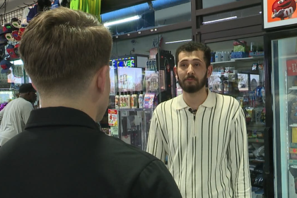 Empleado de gasolinera salva a una adolescente secuestrada gracias a un gesto silencioso de auxilio