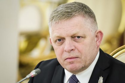 Fico: Si los rusos "están de rodillas", es solo para atarse los zapatos