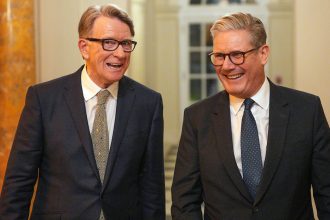 Alto cargo británico cae por el caso del exembajador Mandelson, vinculado con Epstein