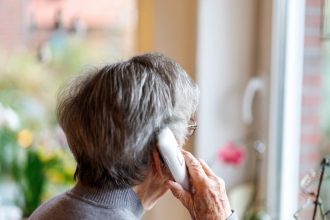 Habla con su hijo todos los días sin saber que murió en un accidente y es un clon creado con IA