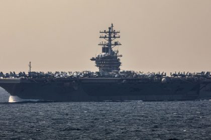 Incendio a bordo de un portaviones de EE.UU.