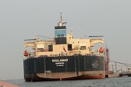 Primer petrolero pasa por el estrecho de Ormuz desde el bloqueo naval de EE.UU. a Irán