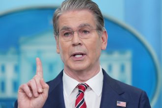 "En el fondo de su corazón, se sienten bien": Bessent desafía encuestas negativas sobre la economía (VIDEO)