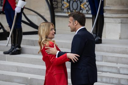 El incómodo momento que vivió Meloni al ser recibida por Macron (VIDEO)
