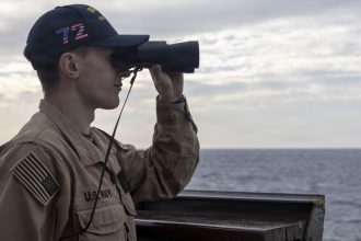 WSJ: EE.UU. está rastreando la expulsión a disparos de dos buques en Ormuz