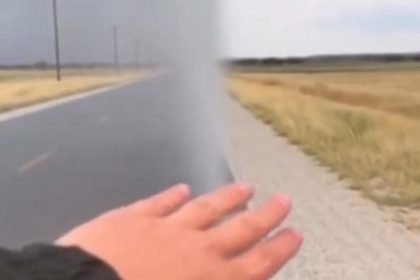 VIDEO: El misterioso 'muro de lluvia' que divide una ruta: ¿milagro meteorológico o montaje?