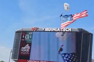 VIDEO: Paracaidista con una enorme bandera de EE.UU. se estampa contra el marcador en pleno estadio