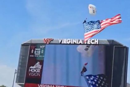 VIDEO: Paracaidista con una enorme bandera de EE.UU. se estampa contra el marcador en pleno estadio