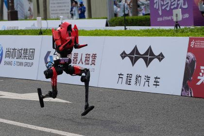 VIDEO: Robot humanoide rompe marcas humanas en el primer medio maratón robótico del mundo