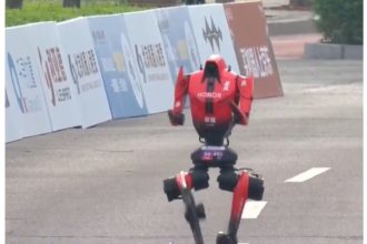 VIDEO: Un robot bate el récord mundial humano de media maratón